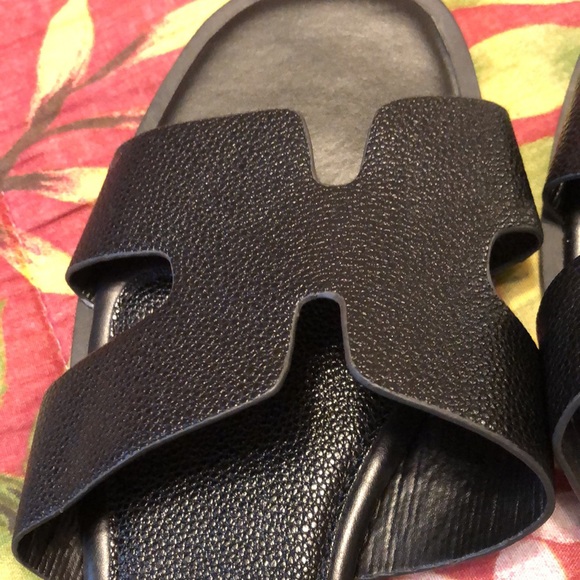 Trendy Black Slides - Picture 2 of 4